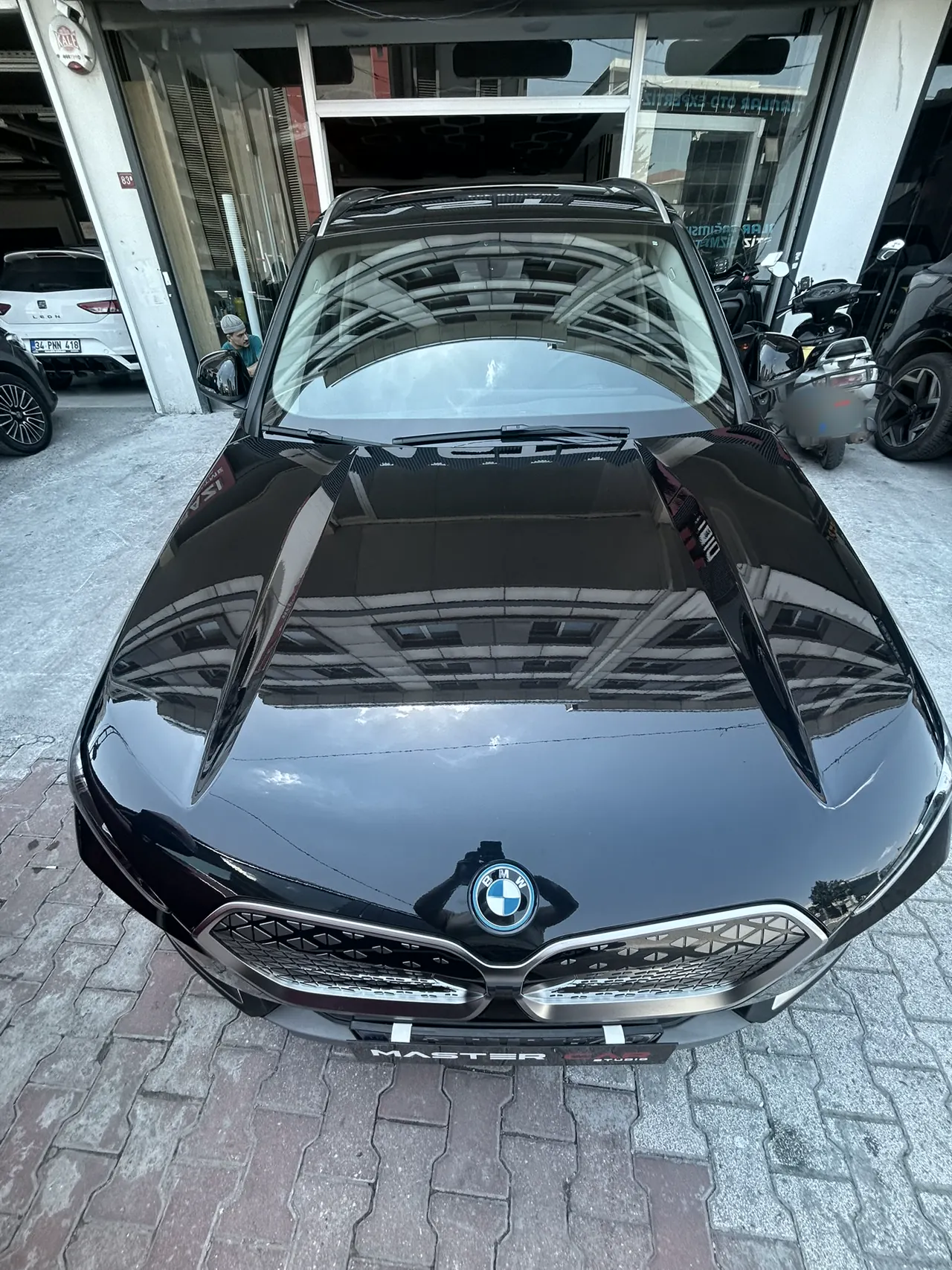 Kaplama sonrası BMW iX1 kaput görünümü