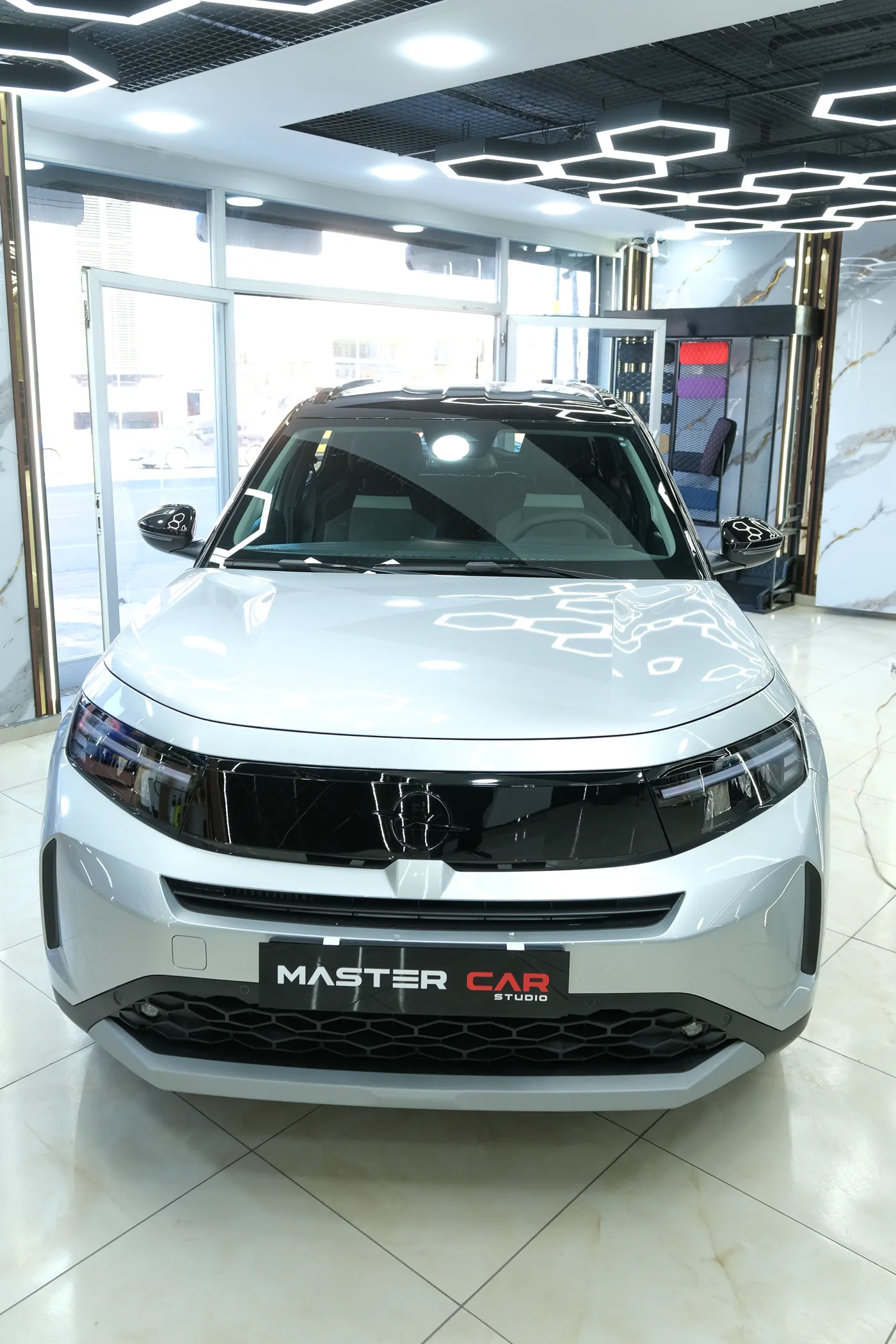 PPF kaplamalı beyaz Togg, showroom önden görünüm