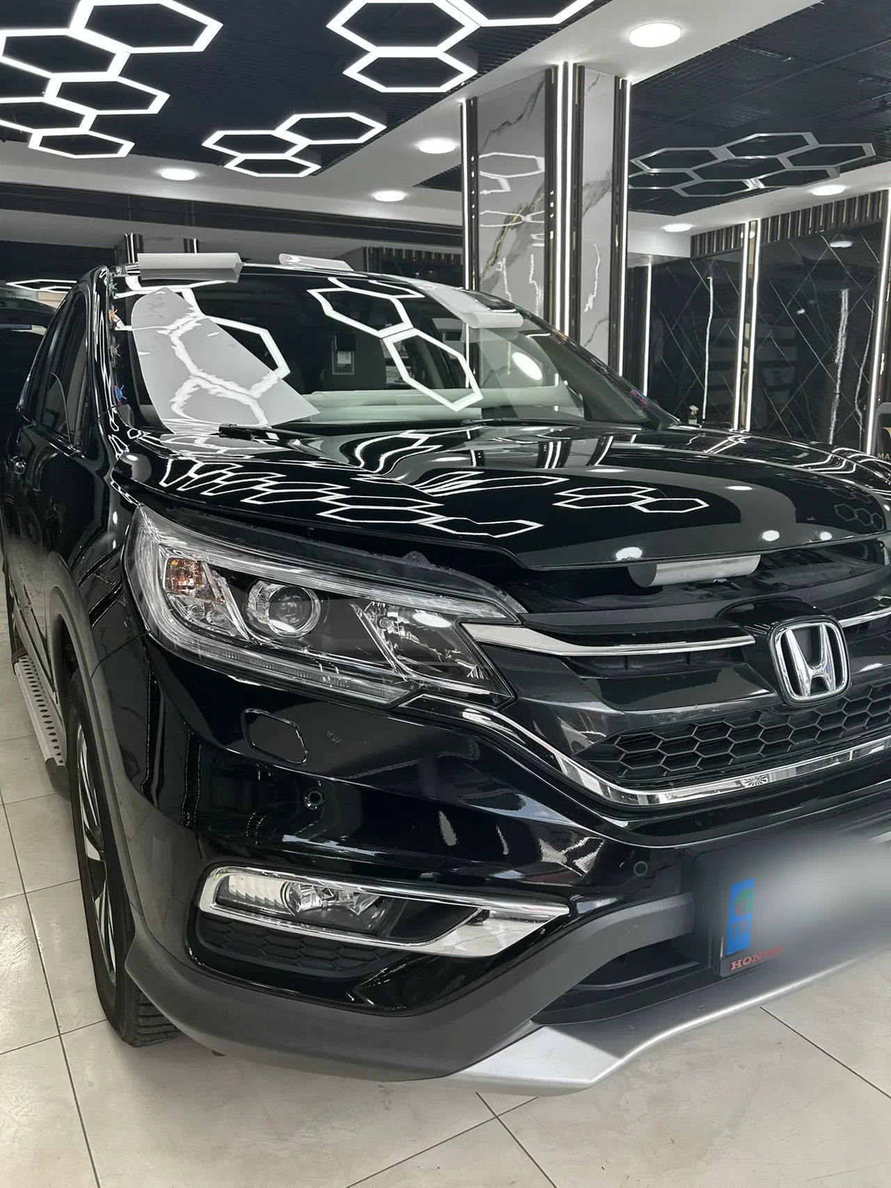 PPF kaplamalı siyah SUV, ön görünüm